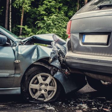 imagem-de-um-acidente-automobilistico-envolvendo-dois-carros_613910-7924